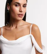 Vestido midi de satén color blanco, con breteles finos regulables y escote recto con detalle drapeado.