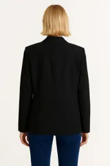 Blazer negro entallado con solapas de muesca, cierre frontal con un botón y bolsillos con solapa.