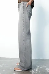 Pantalón de jean azul de corte wide leg, tiro alto y largo hasta el tobillo.