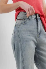 Pantalón jean de tiro alto, corte ancho y pierna cónica.