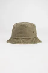 Gorro tipo bucket de gabardina color verde oliva con ala corta y ojales de ventilación.