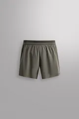 Shorts de running color verde oliva, confeccionados en tejido técnico ligero y elástico con forro interior. Cintura elástica ajustable con cordón interior, bolsillo multifunción en la malla interior y bajo acabado con corte al láser.