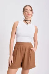 Bermuda de lino color marrón, de corte holgado y tiro medio.