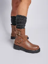 Bota de cuero color marrón con hebillas metálicas, caña media y suela track color negro.