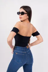 Body blanco de breteles finos y mangas cortas con detalle de etiqueta negra.