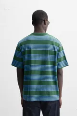 Camiseta relaxed fit de algodón con rayas horizontales en verde y celeste, cuello redondo y manga corta.