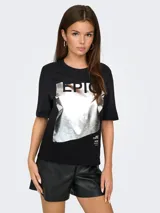 Remera negra de corte recto con estampado rectangular plateado con la palabra 'EPIC' en la parte superior y la frase 'READY FOR THE WORLD' en la parte inferior.