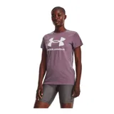 Remera deportiva Under Armour color fucsia con logo blanco estampado en el frente.