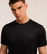 Remera deportiva celeste de poliéster con tecnología Dry, cuello redondo, manga corta y estampa reflectiva con lettering en el frente y la espalda.