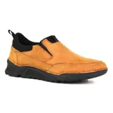 Zapato de vestir negro, tipo mocasín, sin cordones, con elásticos laterales y suela gruesa.