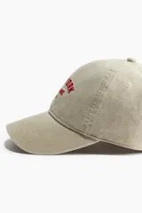 Gorra color beige de sarga de algodón con efecto lavado y bordado rojo con la leyenda "New York Leisure 1990".