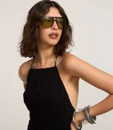 Vestido midi negro de tricolina, con cuerpo en lastex y escote halter.
