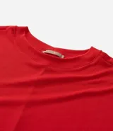 Blusa tipo muscle tee color turquesa, hecha en ribana de viscosa y poliéster, con escote redondo y sin sisas.