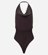 Body color marrón oscuro, de frente única, confeccionado en tul con escote drapeado (degagê) y espalda abierta. Tiene cierre en la entrepierna y forro.