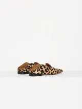 Mocasín mule de cuero con estampado animal print, capellada con recorte decorativo y aplique de corazón.