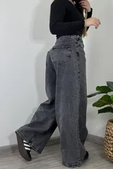 Pantalón jean gris oscuro de tiro medio, corte amplio y estilo baggy.