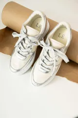 Championes negros con estampado animal print en tonos marrones y dorados.