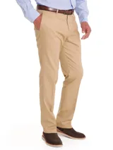 Pantalón de gabardina azul marino con tratamiento antiarrugas, corte modern fit, tiro medio, bolsillos laterales y traseros.