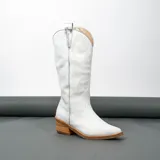 Bota texana de cuero vacuno negro con detalles bordados en dorado y plateado en la caña. Tiene taco de madera con folia de cuero de 5cm, entre suela de goma de 1cm, inclinación de horma de 4cm, altura de caña de 31cm y cierre YKK del lado interno. La horma es de punta fina, ancha y cómoda.