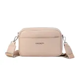 Bandolera color beige con apertura central con cierre, bolsillo frontal, bolsillos internos y posterior. Incluye correa de galón larga y regulable.