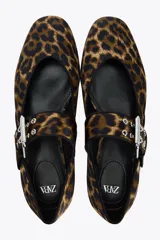 Zapato plano tipo bailarina con estampado animal, acabado en punta redonda y tira con hebilla en la parte delantera. Suela de 1 cm de altura.