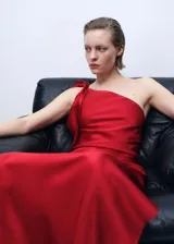 Vestido largo de fiesta color rojo, de tejido satinado, con cuello asimétrico, un solo hombro y abertura lateral en la falda.