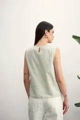 Blusa sin mangas con estampado a rayas verticales color verde y blanco.