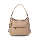 Cartera negra de cuero sintético con apertura superior y cierre con solapa. Tiene un bolsillo frontal con broche magnético y cierre, dos bolsillos internos y un bolsillo divisor en el forro. Incluye bolsillos laterales con cierre y correa larga regulable.