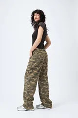 Pantalón de tiro bajo con estampado camuflado, confeccionado en tela liviana de calce amplio. Su diseño incorpora cintura regulable con cordón y bolsillos utilitarios.