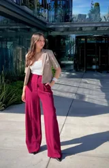 Blazer corto color beige, de manga corta, con solapas y cierre frontal con un botón. Presenta bolsillos de parche en la parte delantera.