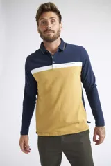 Polo de manga larga para hombre, color gris con detalles en color block y logo estampado.