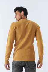 Sweater de punto color verde militar con cuello redondo y logo bordado en el pecho.