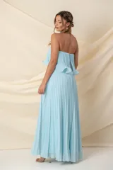 Vestido largo de gasa plisada color celeste, corte strapless y corte en la cintura.