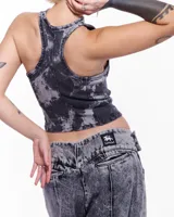 Pantalón de denim gris con lavado artesanal, corte sastrero de pierna ancha, tiro alto y pretina cruzada.