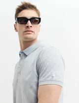 Chomba verde de piqué de algodón con cuello clásico y tapeta de dos botones. Logo bordado en el pecho.