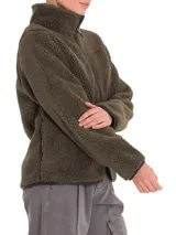 Campera polar verde militar de poliéster reciclado con textura sherpa, cierre frontal y detalles en cuero.