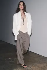 Pantalón de tiro medio con cintura elástica y bolsillos laterales ocultos en costura. Pierna ancha y diseño a rayas verticales azules y blancas.