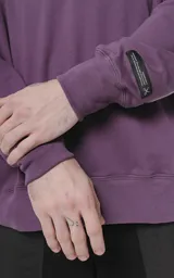 Buzo color morado con estampa de Rambo en el frente.