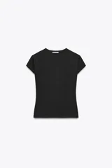 Camiseta negra de algodón con cuello redondo y mangas cortas.