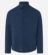 Camisa de vestir azul marino de manga larga, confeccionada en tejido piqué de poliamida y elastano con tecnología performance que garantiza elasticidad, secado rápido y resistencia a las arrugas.