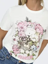Remera blanca de algodón con cuello redondo y mangas cortas. Estampado frontal de calavera con flores y la frase "Take nothing for granted".