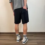 Short de algodón color crema con cintura elastizada y cordón ajustable.