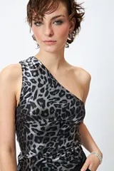 Top asimétrico de un hombro con estampado animal print en tonos grises y negros.