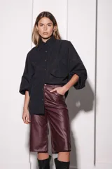 Camisa negra con cuello clásico, abotonada y mangas 3/4 abullonadas.