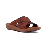 Sandalia de mujer color marrón, estilo casual, con plataforma corrida y capellada ancha de tiras de cuero trenzadas y cruzadas.