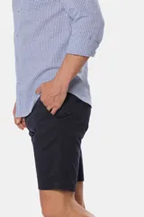 Bermuda clásica azul marino, confeccionada en algodón y spandex, cómoda y flexible.