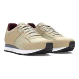 Zapatillas urbanas Under Armour Essential Runner, color blanco con detalles en negro.
