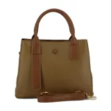 Cartera marrón con textura granulada, doble asa corta y correa larga desmontable.