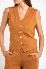 Chaleco negro con escote en V y cierre frontal con botones.