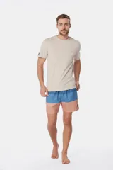 Short de baño clásico con cintura elástica y cordón regulable, con dos bolsillos laterales y suspensor de malla fina. Diseño a rayas horizontales en tonos de azul y rosa.